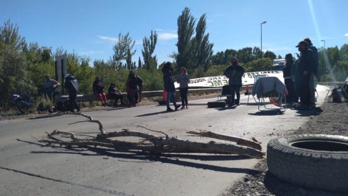 Otro corte de ruta, en el puente Cinco Saltos-Centenario