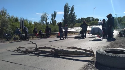 Otro corte de ruta, en el puente Cinco Saltos-Centenario
