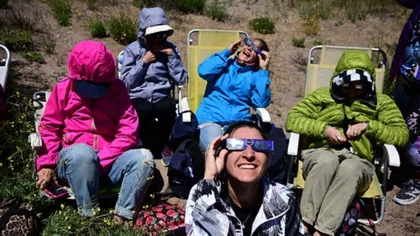 Pese al viento, 5 mil personas vieron el eclipse en Piedra