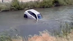 Desde la orilla vio cómo su auto se hundía en el canal