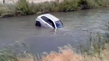 Desde la orilla vio cómo su auto se hundía en el canal