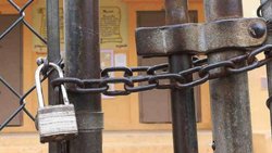 ¿Por qué permitimos escuelas con candado y cadena?