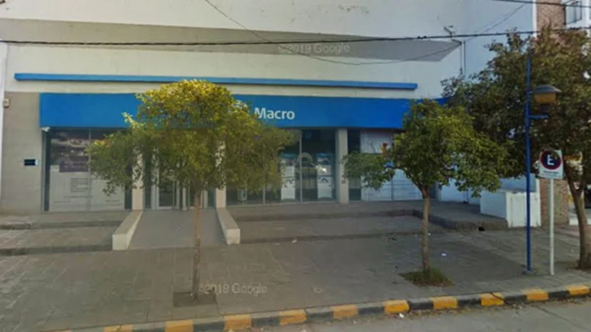 Se cayó en la rampa del banco y cobrará más de 2 millones