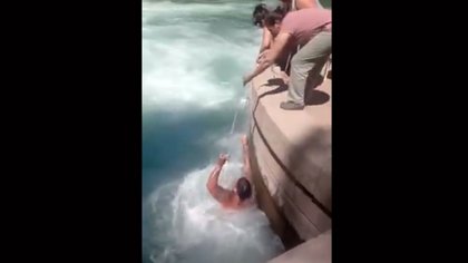 Con sogas, lo salvaron de morir ahogado en el canal Grande