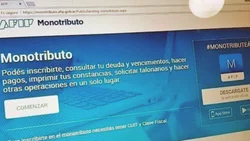 Los municipios le empiezan a cobrar a los monotributistas