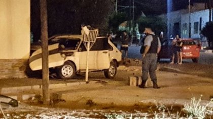 Incrustó su auto en el frente de una vivienda