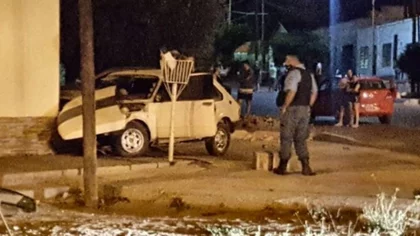 Incrustó su auto en el frente de una vivienda