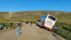 Por esquivar un camión casi vuelca el colectivo
