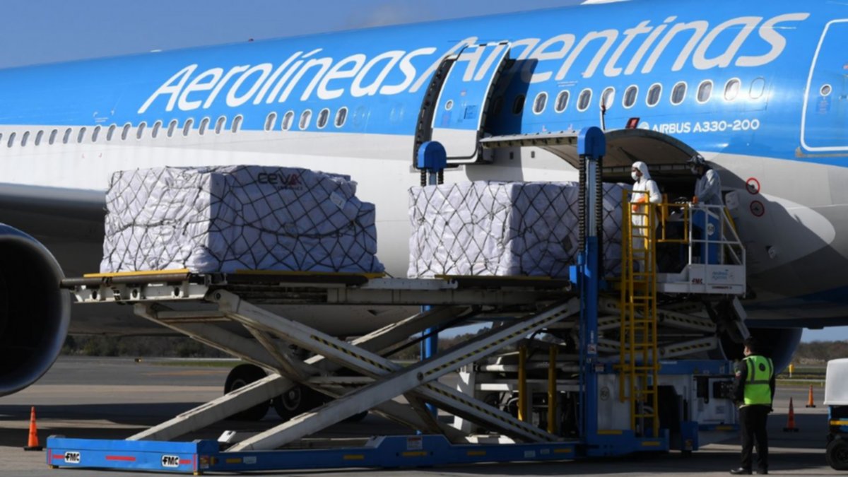 Luego del retraso parte el vuelo en busca de la vacuna rusa