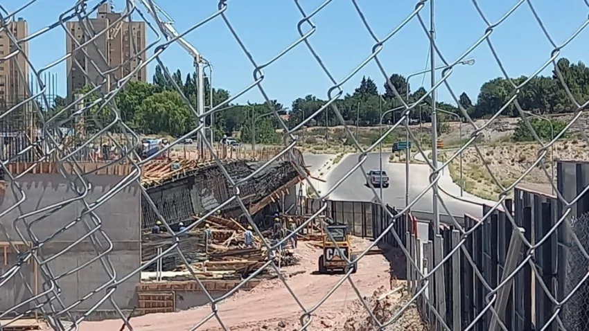 Derrumbe en acceso al barrio Gamma: clausuraron la obra