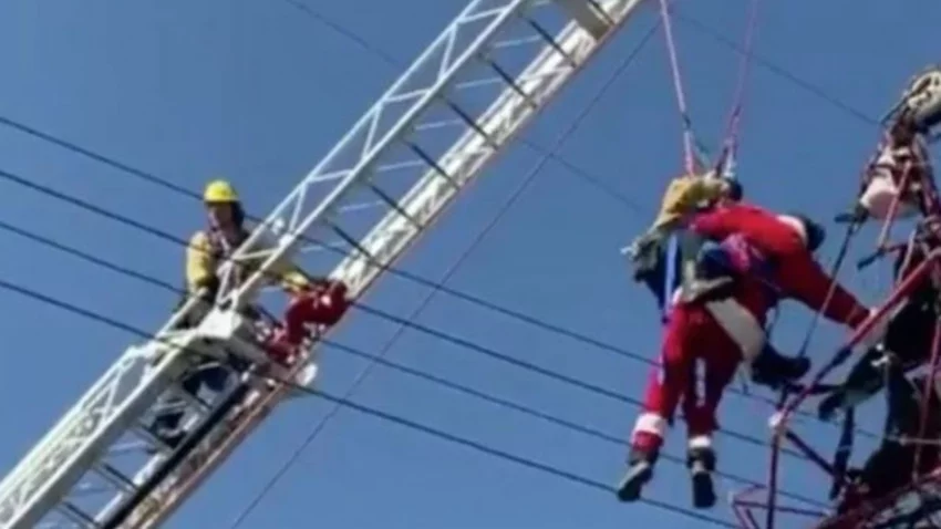 Papá Noel se quedó enredado en un tendido eléctrico