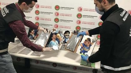 Incautaron cocaína escondida en retratos de Maradona