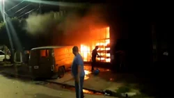 Al grito de "te pasa por violador" le prendieron fuego la casa