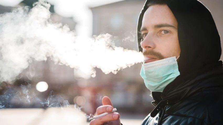Proponen prohibir fumar en calles y terrazas por el coronavirus
