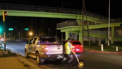 Cruzaba la Ruta 7 mirando el celular; la chocó una camioneta