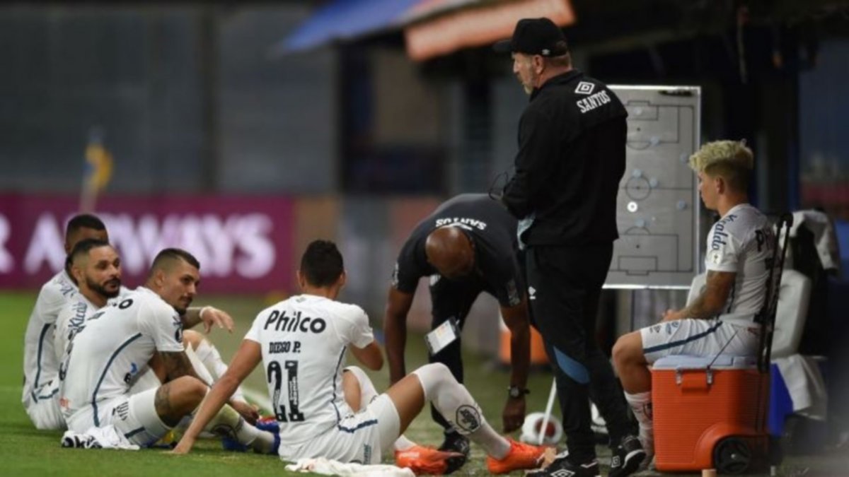 Estalló el escándalo por casos de Covid de jugadores del Santos