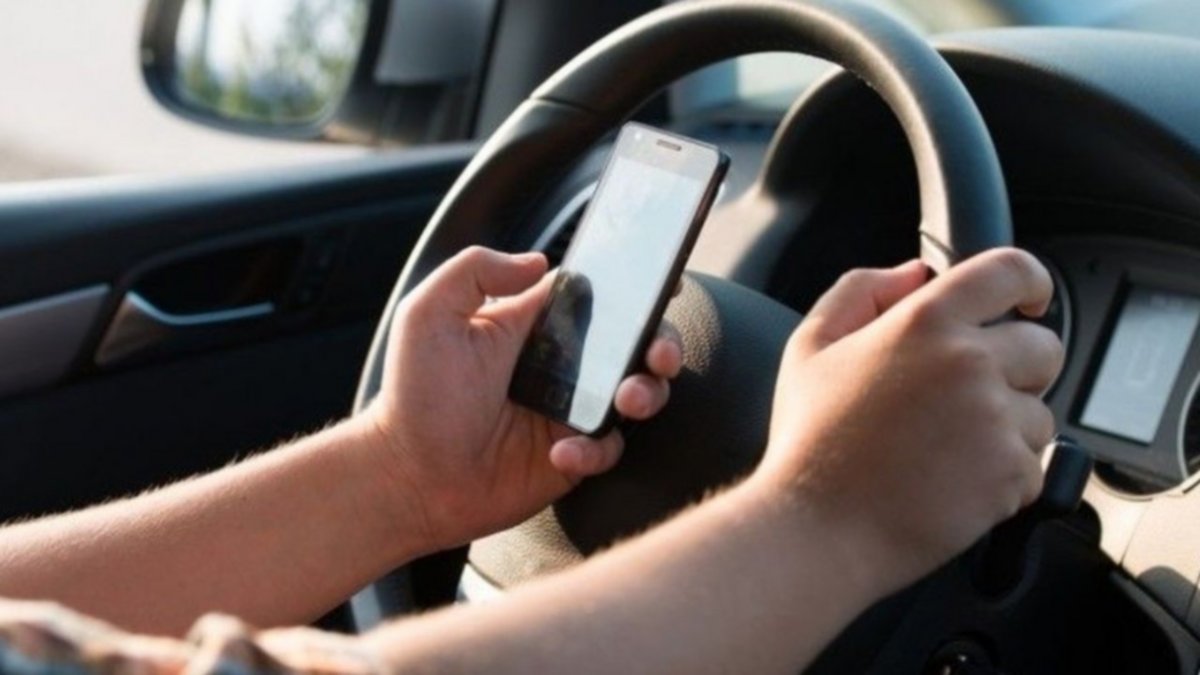 Preocupa el uso del celular en conductores y peatones