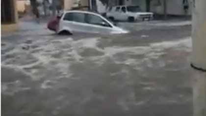 Temporal en La Pampa: 100 evacuados y autos arrastrados