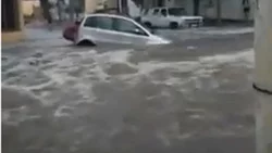 Temporal en La Pampa: 100 evacuados y autos arrastrados