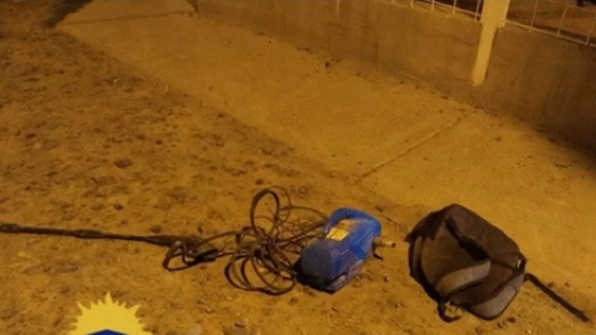 Oeste: saltaban la reja con una hidrolavadora en sus manos