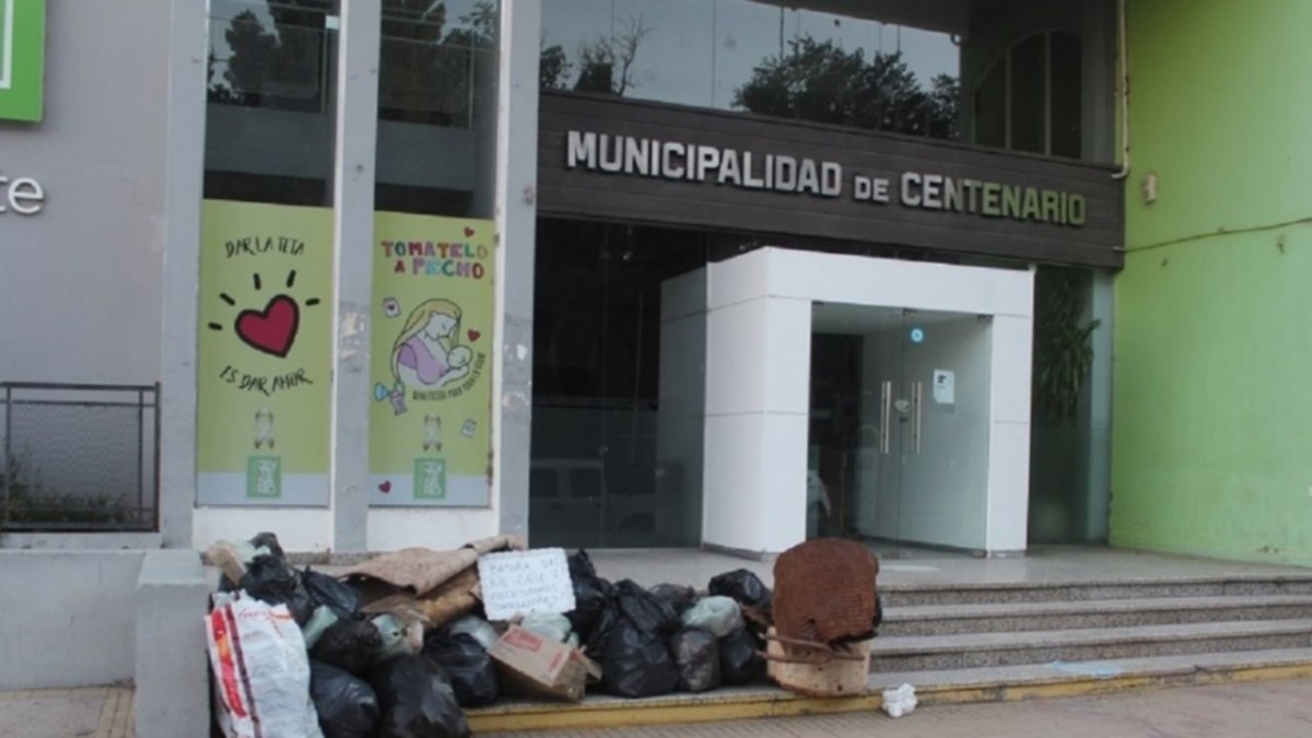 Juntaron basura en el río y se la tiraron a la Municipalidad