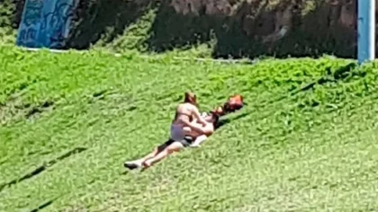¡Piedra libre!: Los descubrieron teniendo sexo, en una plaza