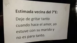 Gritaba cuando hacía el amor... y la escracharon feo