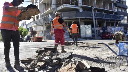 ¿Chau pozos?: se están tapando 25 baches por día