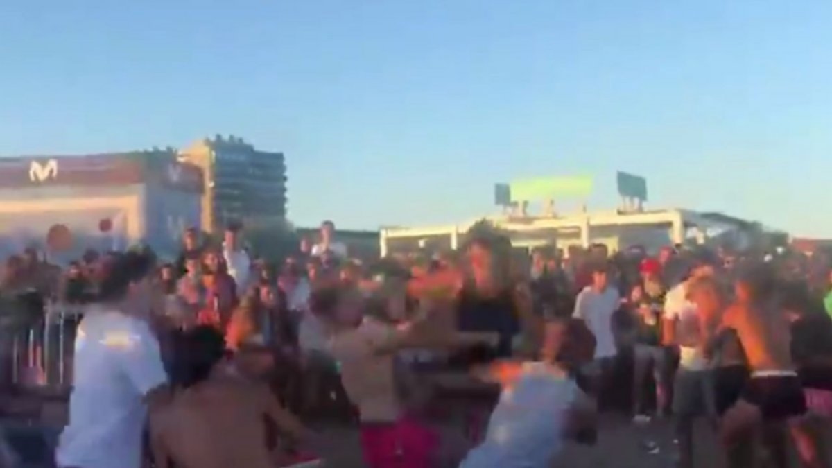 Video: Batalla campal y botellazo a una adolescente