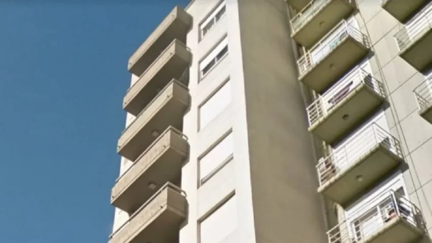 Cayó de un 7mo piso; tenía una cinta mochilera en el cuello