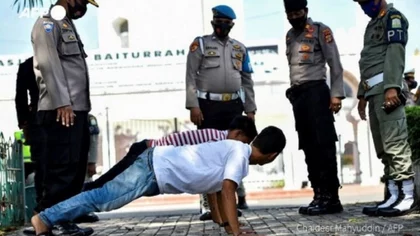 Castigan a extranjeros sin tapabocas con flexiones
