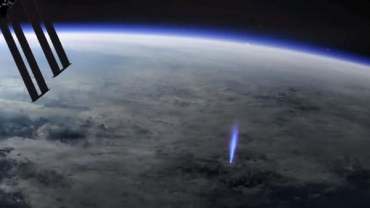 Descubren rayos azules que ascienden hacia la estratósfera