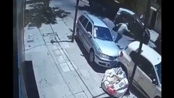 Iba al banco, lo persiguieron motochorros y chocó contra 3 autos