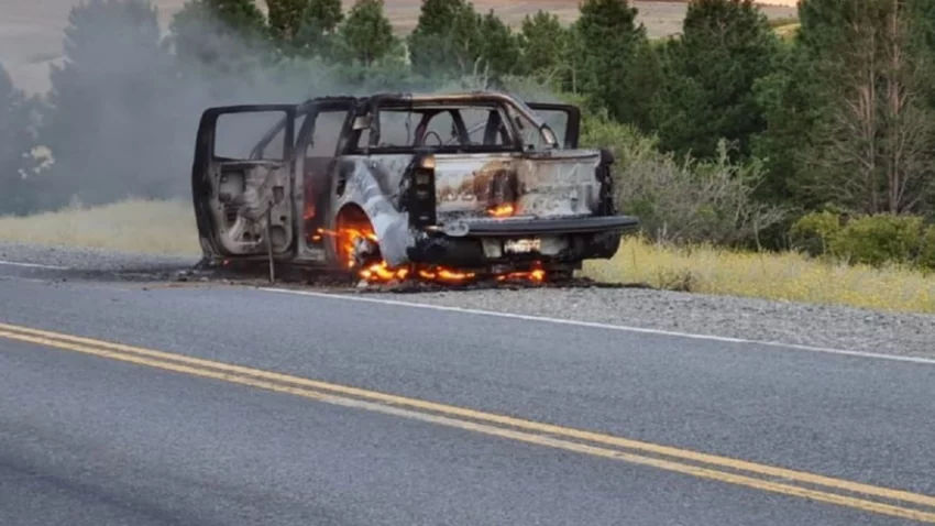 Volvían de Bariloche y se les prendió fuego la camioneta