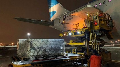 Sputnik V: Partió el vuelo que traerá el reactivo y más dosis