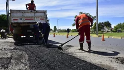 Una vez más, reparan los baches de la calle Independencia