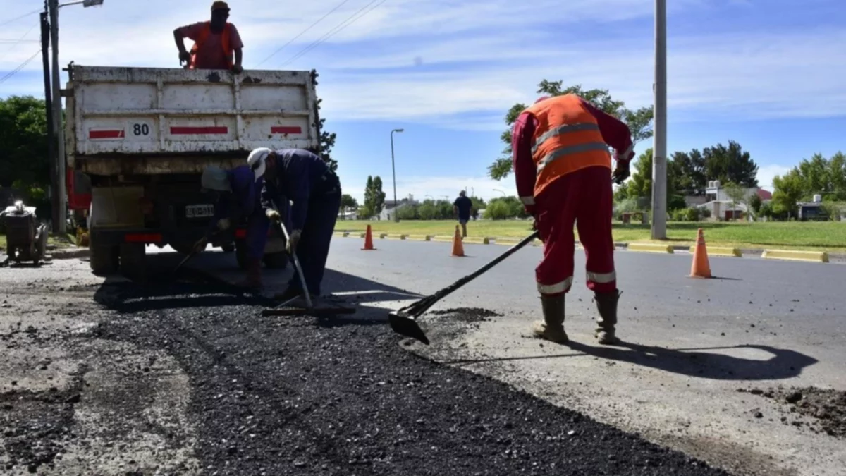 Una vez más, reparan los baches de la calle Independencia