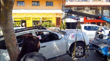 Atendía a una embarazada y se lo quiso llevar la grúa