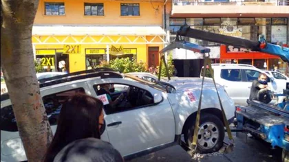 Atendía a una embarazada y se lo quiso llevar la grúa