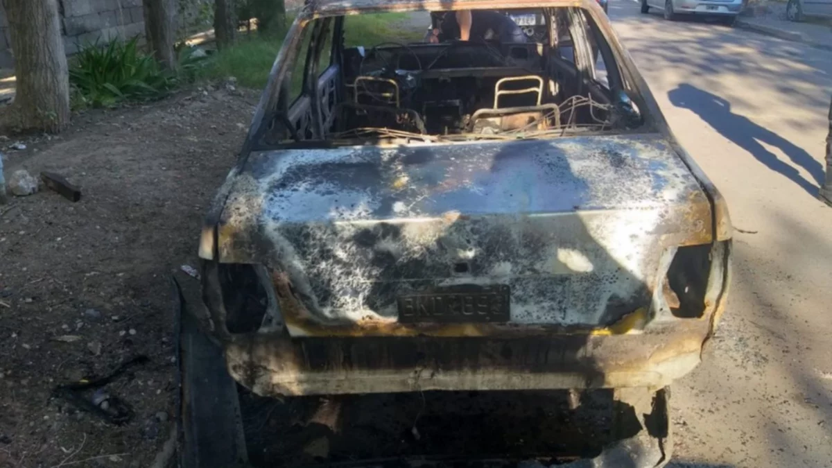 Investigan el incendio intencional de dos autos en Neuquén