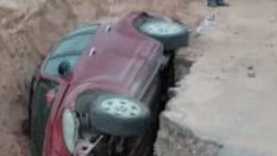Rincón de Los Sauces: ruta "carcomida" y camioneta atascada