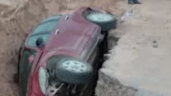 Rincón de Los Sauces: ruta "carcomida" y camioneta atascada