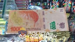 Intentó "regar" Centenario con billetes falsos