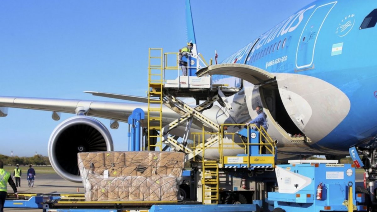 Hoy parte un nuevo vuelo a Moscú en busca de vacunas