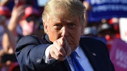 Los videos del asalto al Capitolio complican a Trump