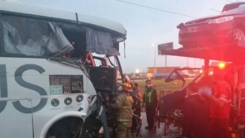 Un muerto y 18 heridos al chocar un chárter y un camión