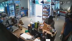 A punta de pistola, tardaron 1 minuto en asaltar un comercio