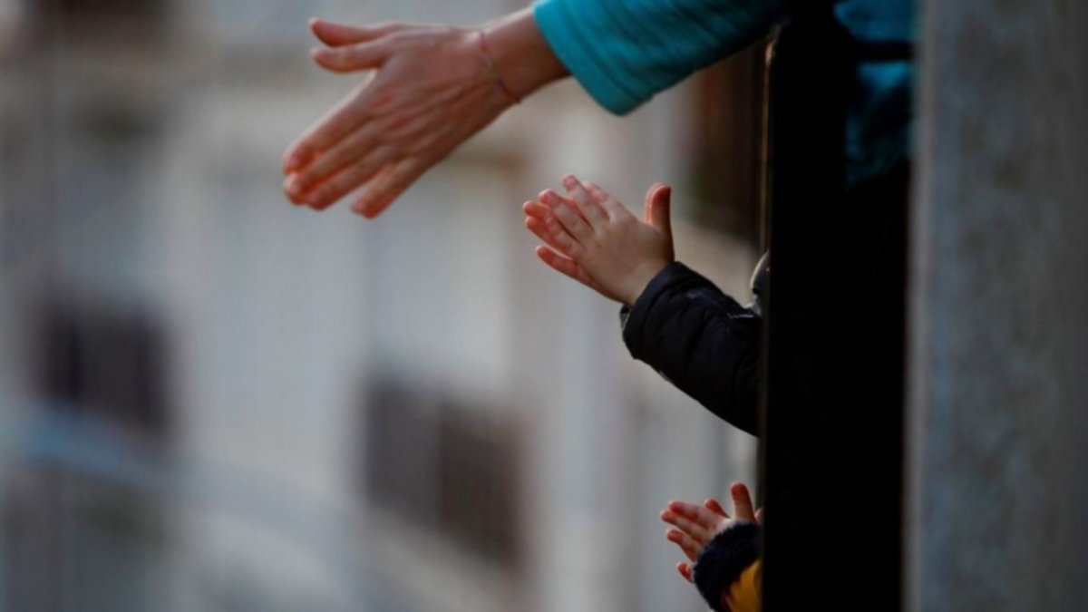 Convocan a un aplauso de apoyo a los docentes