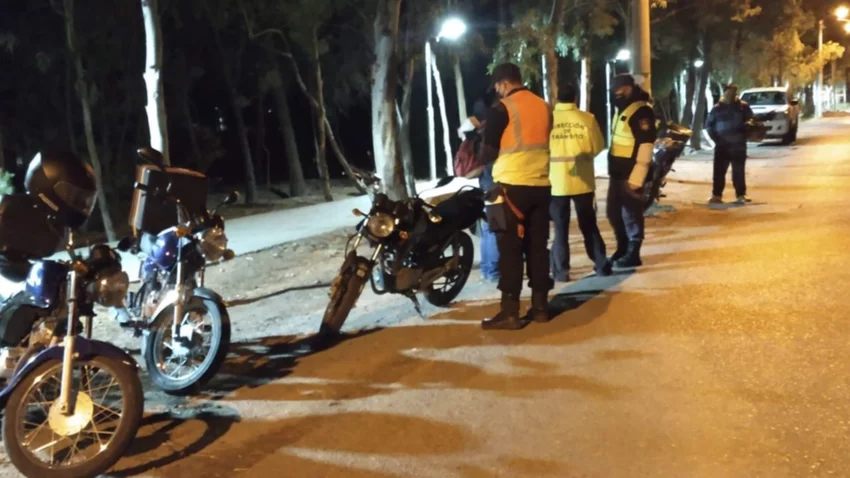 Un inspector les recriminó por no usar cascos; lo apedrearon