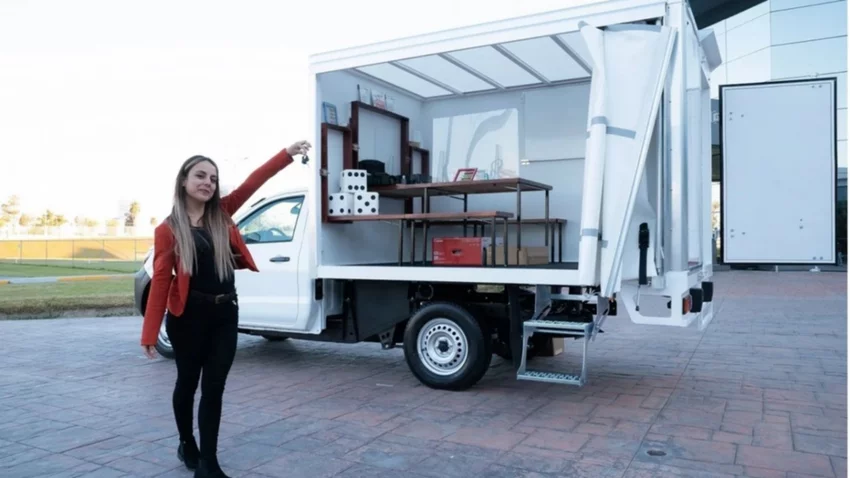 Daba clases en una pick-up y ahora le regalaron un "aula rodante"